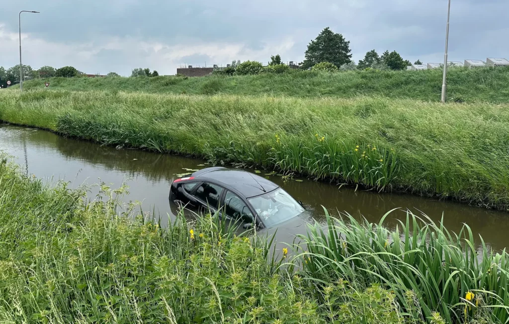 Voertuig te water bij Weg der Verenigde Naties IJsselstein