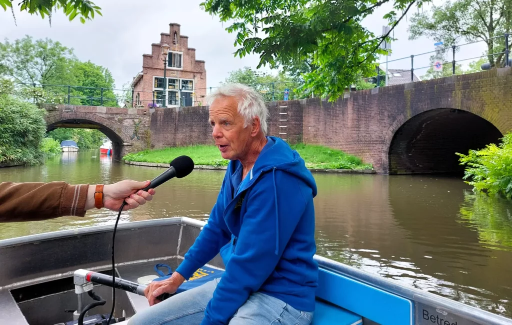 Podcastmaker Bas Heijkamp samen met schipper Theo van Mil in een boot van Yselvaert