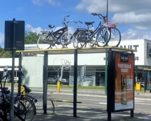 Fietsen op het dak van een bushokje