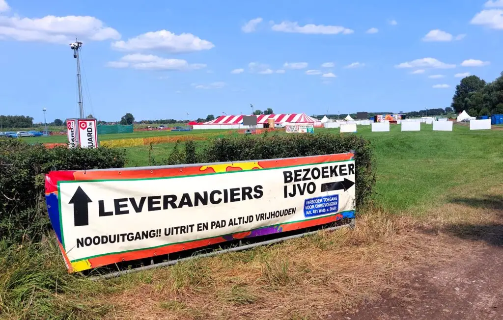 IJSSELSTEIN - De zon schijnt, de poorten zijn geopend. IJVO 2024 is vandaag begonnen. Het weiland aan de Noord IJsseldijk staat een week lang in het teken van timmeren, hutten bouwen, muziek, creativiteit en vooral gezelligheid.