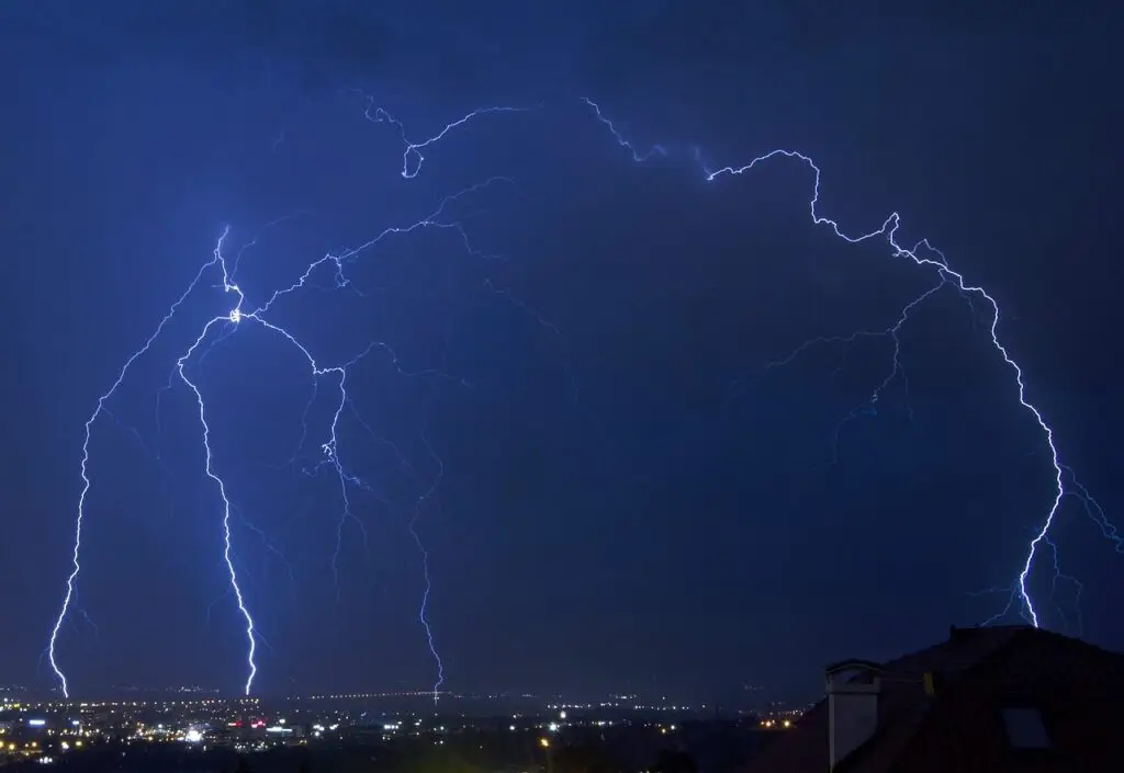 LEKSTROOM - Het KNMI heeft voor dinsdagmiddag en -avond code geel afgegeven voor onder andere de regio Utrecht. Vanaf halverwege de middag trekken onweersbuien met mogelijk zware windstoten over een deel van het land.