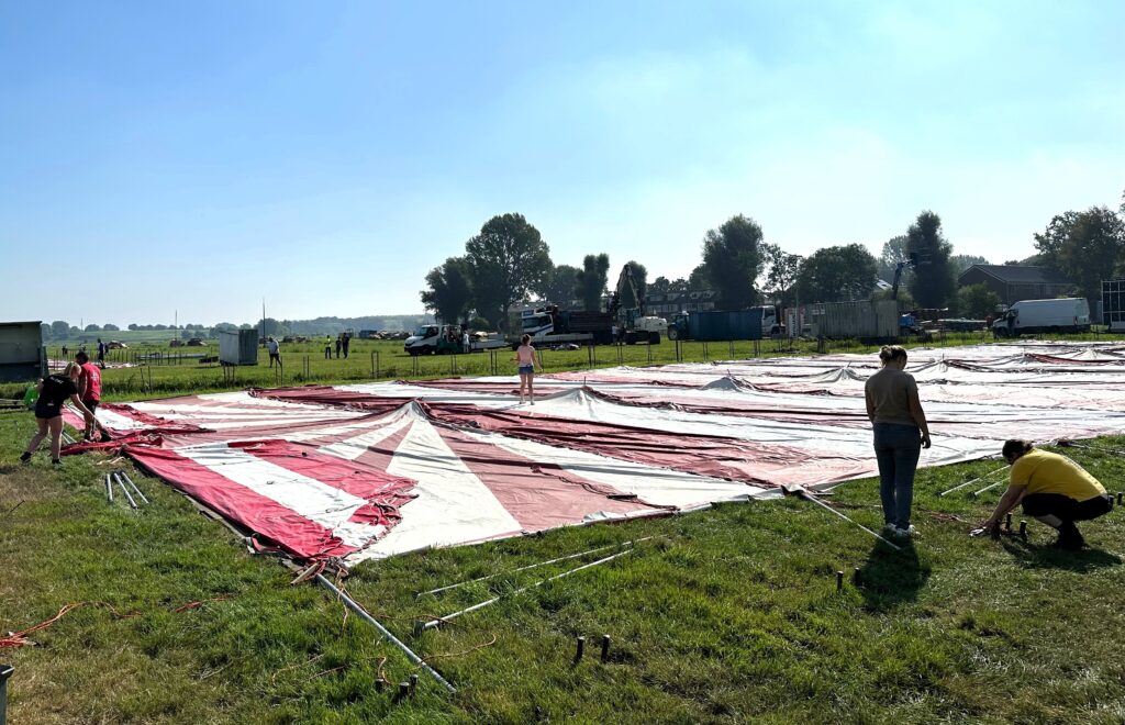 De IJVO-vrijwilligers zijn druk bezig met het voorbereiden van de tent.  Foto: Erik Hommersom (IJVO)