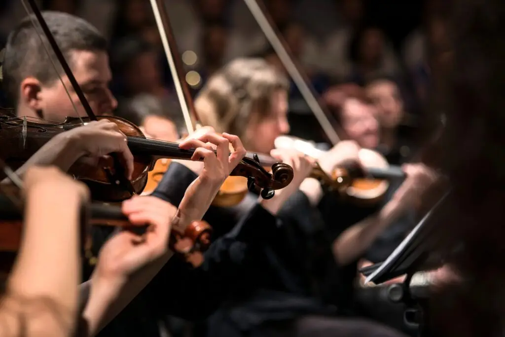 Welzijnsorganisatie ‘Vier het leven’ regelt culturele uitjes voor 65+’ers uit de regio die om uiteenlopende redenen minder makkelijk een concert of theater bezoeken. Het nieuwe seizoen trapt op 30 augustus af met een show van Hans Klok.