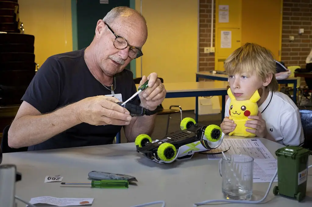 NIEUWEGEIN - Twee keer per maand kunnen inwoners van Nieuwegein terecht bij het Repair Café om een niet-werkend apparaat laten repareren door een van de vrijwilligers. Het bestuur hoopt hiermee de afvalberg iets te verkleinen.