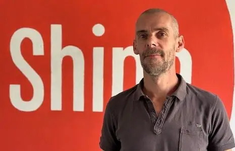 HOUTEN - Shine, het jongerencultuurcentrum, heeft een nieuwe directeur aangesteld voor twee dagen per week: Thomas van der Ham (45). Met zijn brede ervaring en achtergrond in de theaterwereld is Thomas de ideale persoon om Shine