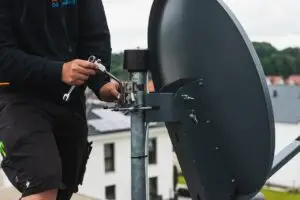 HOUTEN – Vanwege onderhoudswerkzaamheden aan het dak waarop de antenne van Omroep Lekstroom zich bevindt, zal de FM-zender – afhankelijk van de weersomstandigheden – naar verwachting 1 tot 2 weken uit de lucht zijn. Tegelijkertijd wordt de antenne voorbereid op een groter bereik.