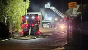 HOUTEN - De brandweer van Houten werd gisteravond gealarmeerd in verband met een gebouwbrand in een bedrijfsverzamelgebouw aan de Peppelkade.